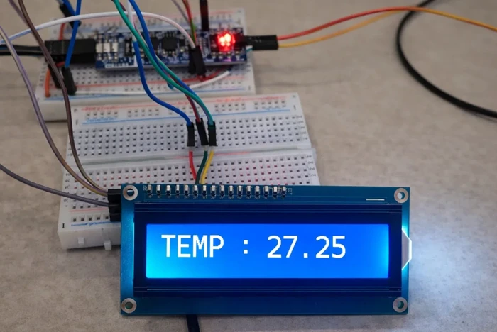 image shows the temperature data retrieved from the DS18B20 is displayed on the LCD1602, connected to STM32.
